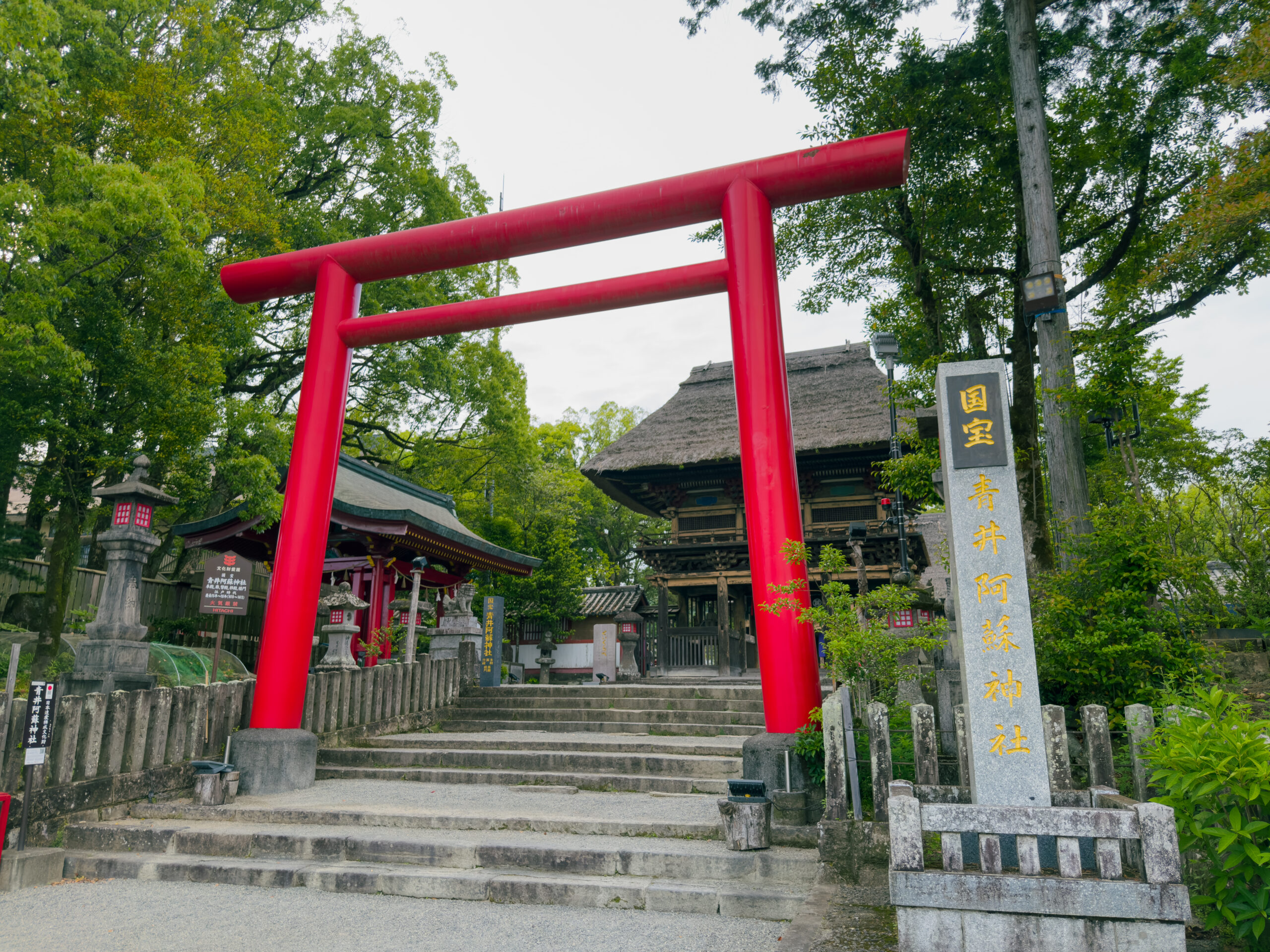 国宝・青井阿蘇神社の参道、朱色の大鳥居と石段