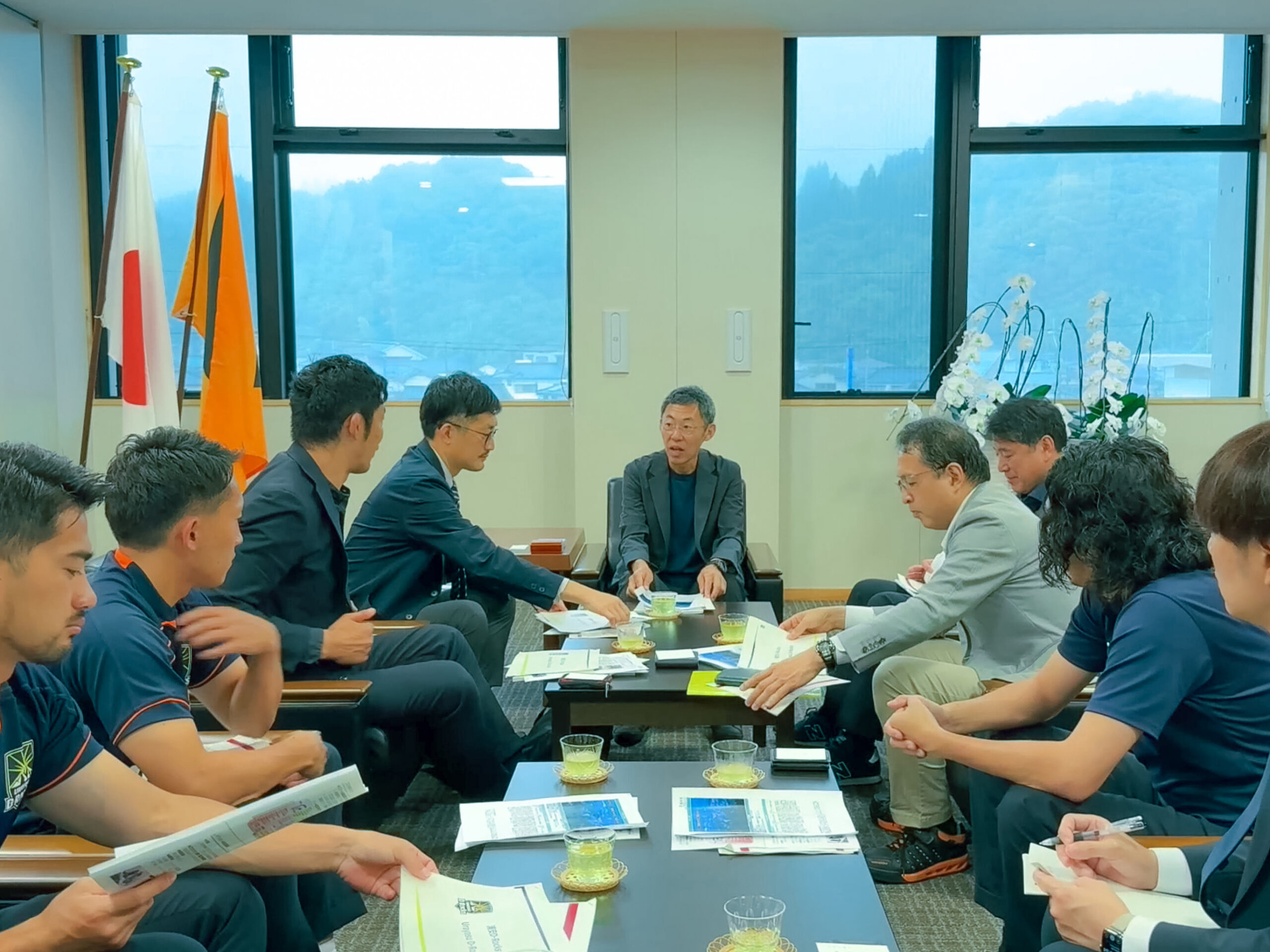 会議室で向かい合って意見交換を行う参加者たちの様子